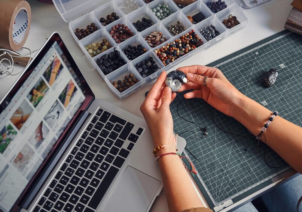 creative-jewellery-maker-choose-right-shell-her-new-project_613910-17288